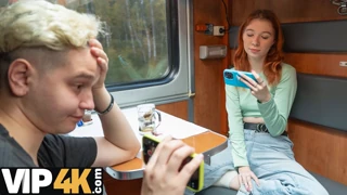 Cewek Rusia Berambut Merah Regang Anal Ketat di Kereta Api POV