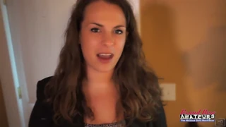 Curvy brunette enjoys rimming ass and blowing dick