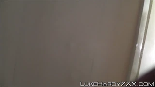 Mand, jeg kan ikke beskrive hvor meget jeg har brug for pik – mig og andre UK ludere blev boret hårdt af soldat Luke!