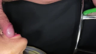 Detailní close-up MILF dává špinavý orál s obrovským výstřikem spermií