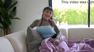 Gotisk husmor Tigerlilly fuskar med Lev Lieben bakom sin man