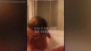 Hej, želiš vedeti, kako sem obvladala dva hkrati na štirih, medtem ko sem sesala? Poglej mojo brazilsko blond akcijo z CassianaCosta!