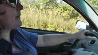 Szőke szexi milf harisnyában bugyi nélkül vezet mini alatt idegenektől kérdez utat?