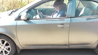 Hé blonde MILF sexy en bas sans culotte jupe mini conduit demande directions inconnus