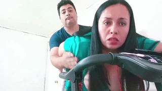 Egzersizini Bölüyor Ve Koşu Bandında Terli Sekse Giriyor