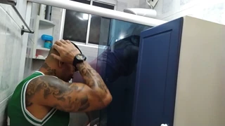 Fernandinha fernandez burned the shower and called a friend to fix it