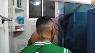 Fernandinha fernandez burned the shower and called a friend to fix it