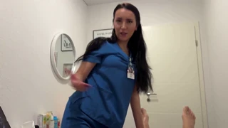 按摩师用嘴玩弄膝盖