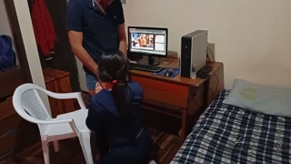 Il mio migliore amico mi becca a masturbarmi su porno e si unisce. Finisco per prenderla in camera mentre siamo soli