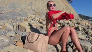 What's the married beauty's beach meeting like on EroZyx?