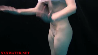 Bionda dilettante esplora profondità ombrose della piscina