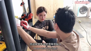 亚洲年轻妻子与修理工偷情并分享露骨性爱