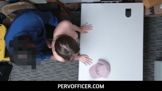 Ofițer Pervers Prinde Adolescentă Drăguță Furând în Birou