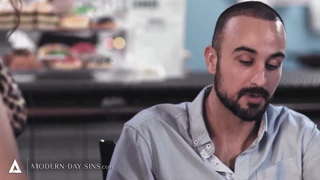 Σύζυγος βλέπει bi περίεργο άντρα της να γαμάει γυμνό σε interracial τρίο