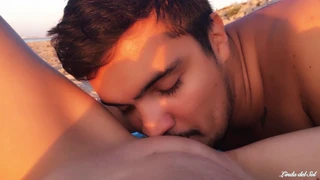 Plezier ontvouwt bij zonsopgang op strand met Linda del Sol en Cris Angelo