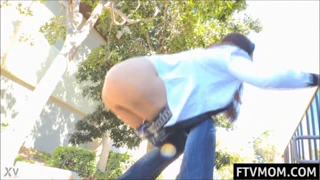 巨乳熟女户外公开撒尿喷射