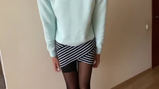 Ubiera się w mini spódniczkę na randkę z facetem