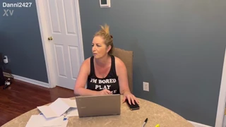 Kurvig MILF Danni Jones tar imot fit massør hjemme for rubdown