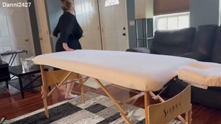 Krvoločna MILF Danni Jones pozdravi fit masaža za domačo masažo