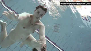 Сара Бомбіна демонструє великі форми та витончені 18+ чари