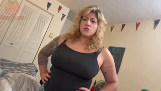Does horny woman suck and fuck lazy man after seeing his morning wood