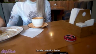 Jsem rozčilená s Letty Blackovým dálkovým vibrátorem v přeplněné kavárně