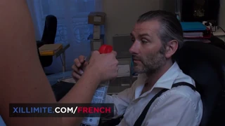 办公室里两性感丝袜美女内衣三人行狂欢口交后入激情四射