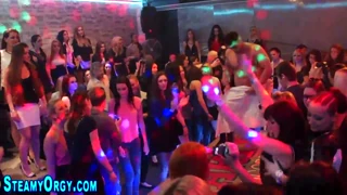 Teen 18+ amateurs wanazamia oral kali kwenye karamu halisi