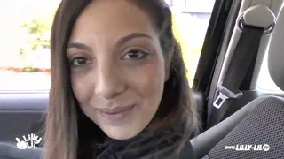 مراهقة 18+ تلتقط لعنف خارجي