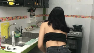 Saya Sangat Terangsang Melihatnya di Dapur, Tak Tahan Diri