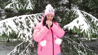 Gruba milf używa publicznej toalety, potem pali na zewnątrz przy świerku