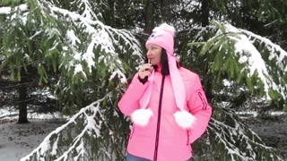 Пълна MILF използва обществена тоалетна, после пуши на открито край ела