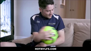 Store Bryster MILF Forfører Ung 18+ Latino Fyr Med Kæmpe Pik I Forbudt Møde