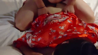 아마추어 POV: 귀여운 작은 18+ 소녀가 빨간 기모노 입고 뒤에서 삽입, 자지 빨기, 보지 핥기, 크림파이