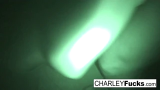 Charley Chase afslører dampende natvisions-handling