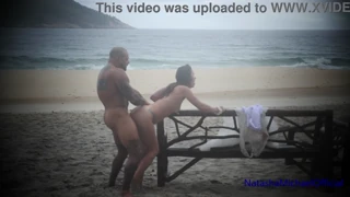 Offentlig strandsex - ekte amatørpar fornyer løfter med het action