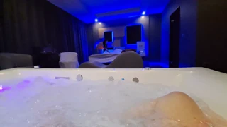 Pokojówka w motelu zostaje przejebana na jacuzzi za tylko 20 dolarów