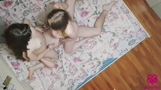 Teen Fierbinte 18+ Threesome cu Cameră Ascunsă – Atât de Excitant!