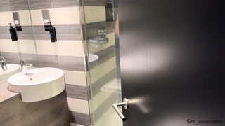 ¡Atrapado con una erección matutina! ¡Companera de trabajo caliente comparte cama llevando a follada intensa!
