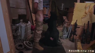Dlakava tinejdžerka 18+ sa velikim sisama daje nezaboravan oralni seks u fantaziji uniforme