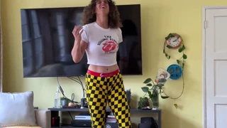 Non lasciare che la tua MILF sexy vada a Coachella senza di te!