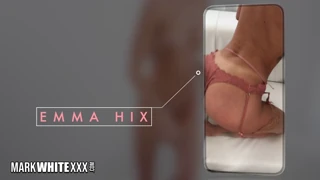 Emma Hix dobi svojo seksi pičko jebano v epskem trojčku z doggyjem, dvojnim oralom, umazanim dejanjem, misijonarjem, POV, oralom, globokim grlom, davljenjem in obraznim jebanjem