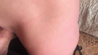 Drei Kerle teilen eine Muschi in wildem russischen Amateur-Clip