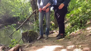 Hei, vil du se en sløsete MILF med stor rumpe som tisser ute og griper kukken min?