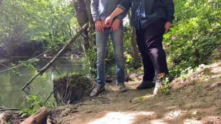 Hei, vrei să vezi o MILF slutty cu fund mare pişând afară și apucând pula mea?