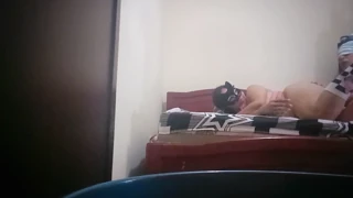 Латинка з великим задом чекає тріо, але трахається тим часом