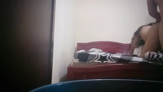 Stor-rumpe latina venter på trekkant men knuller i hjemmevideo