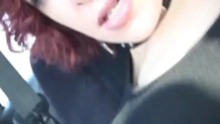 Уау! Руса MILF мастурбира в колата преди див секс