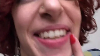 Vau! Riđokosa MILF masturbira u autu prije divljeg jebanja
