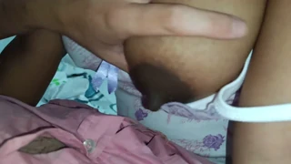 Tombul esmer kırmızı dudaklı büyük memeli yatmadan yarak alıyor